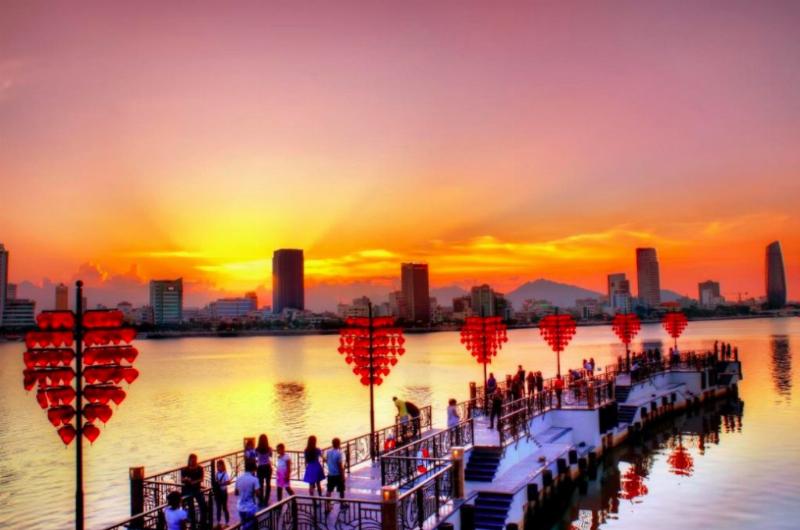 Hình ảnh cầu tình yêu Đà Nẵng về đêm với hàng ngàn đèn lồng đỏ hình trái tim chiếu sáng rực rỡ bên sông Hàn